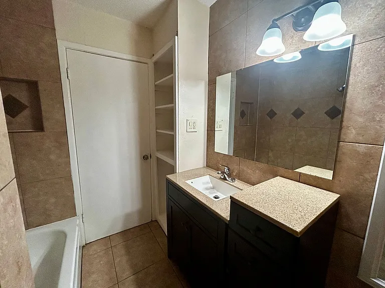 5908 Derek Dr — Photo 15