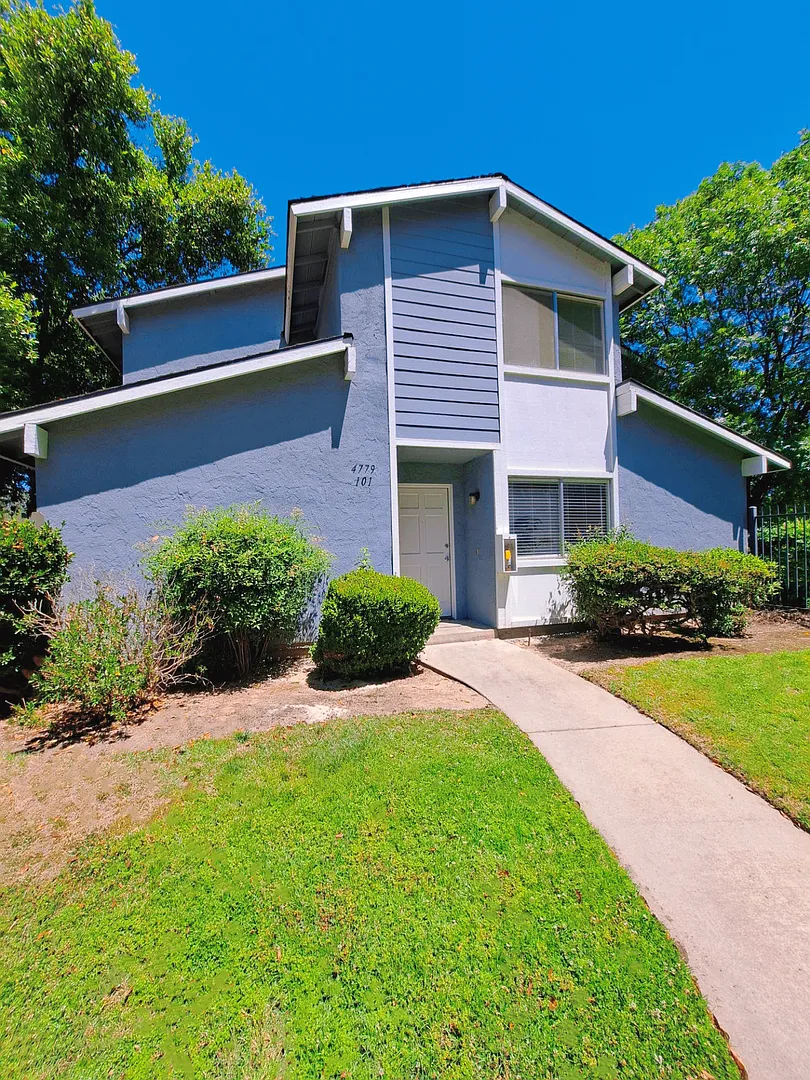 Move-in Special: Half Off the 1st Month's Rent Comfortable 2 Story Condo By Fresno State! — Photo 2