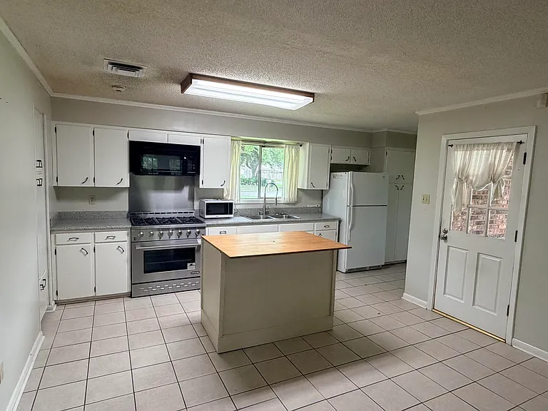 301 Marie Antoinette St — Photo 3