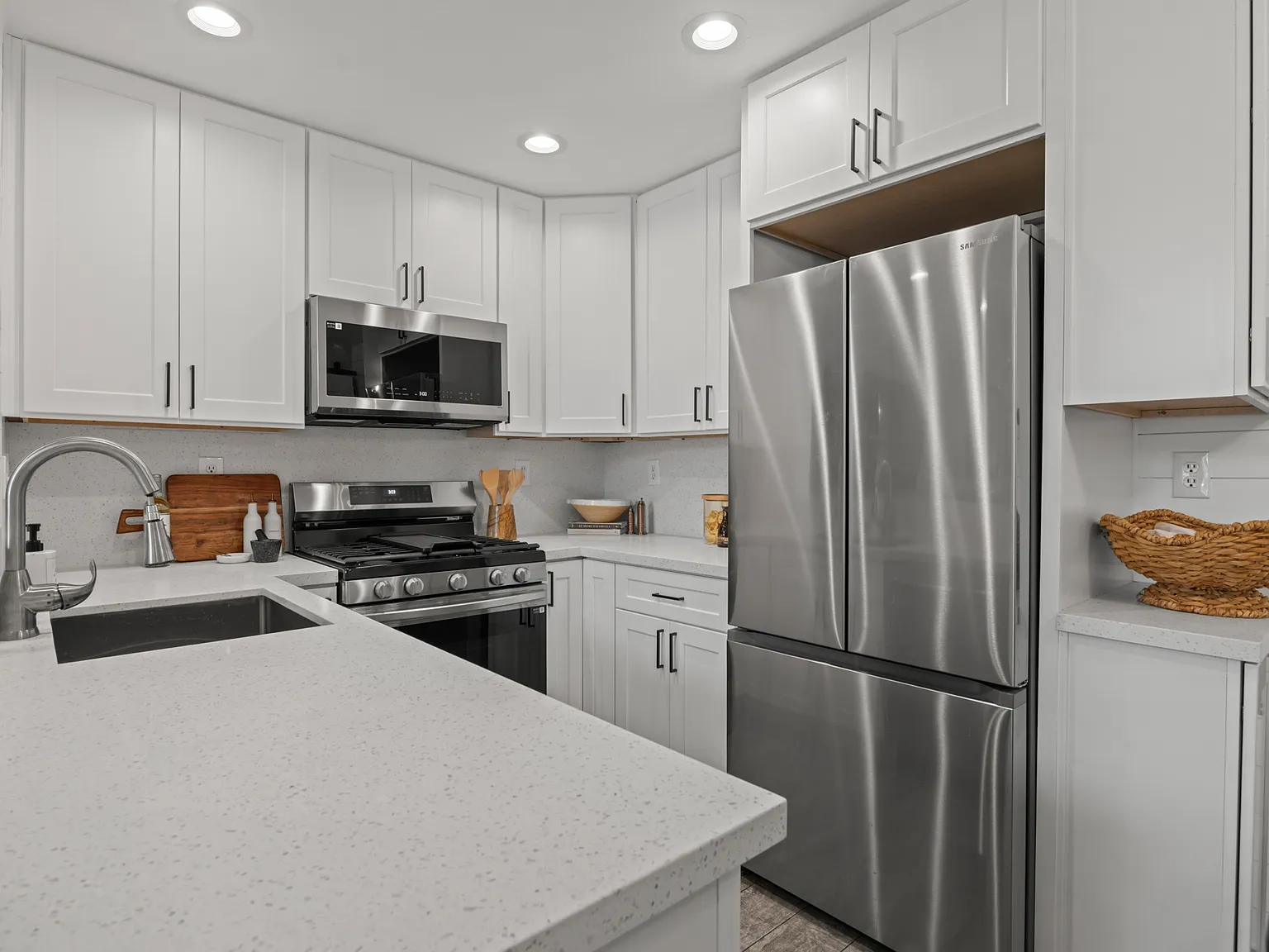 2 bed, 737 sqft, $2,950 — Photo 2