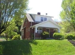 806 College St, Narrows, VA 24124