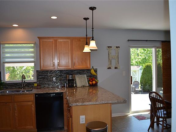 5th image of 1370 Evergreen Dr