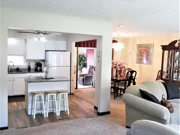 3rd image of 3872 Jeanette Dr SE