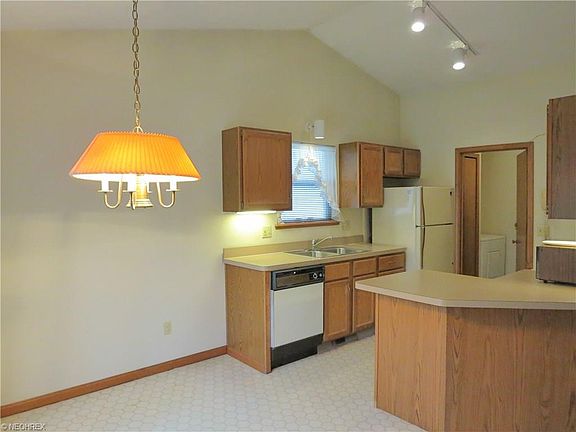 3rd image of 216 Maplelawn Dr