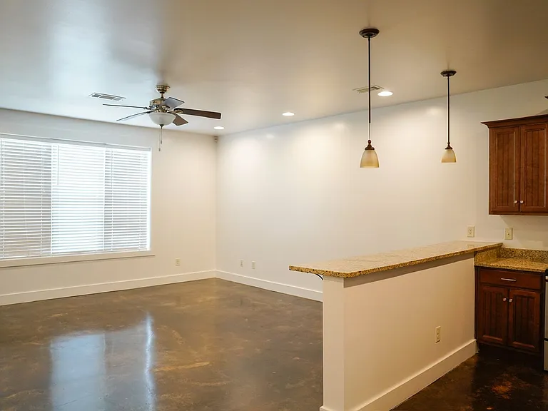 Beverly Townhomes — Photo 3
