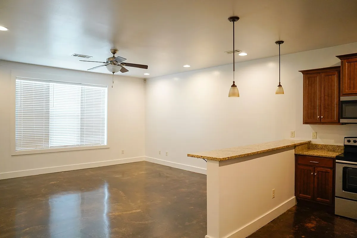 Building Photo - Beverly Townhomes