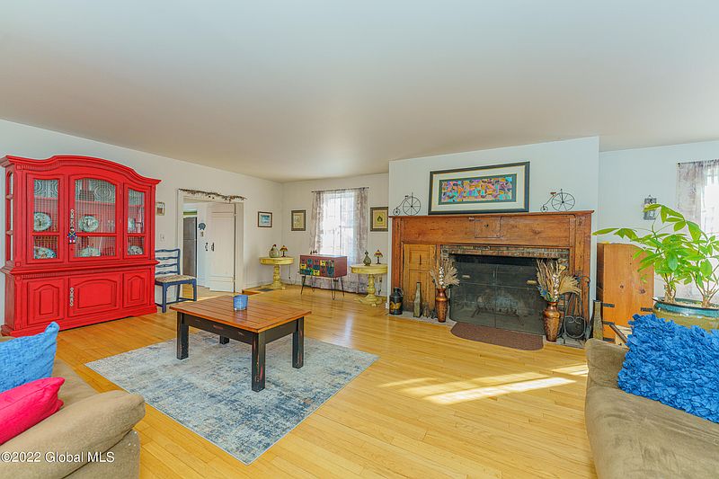 5th image of 102 Hill Street