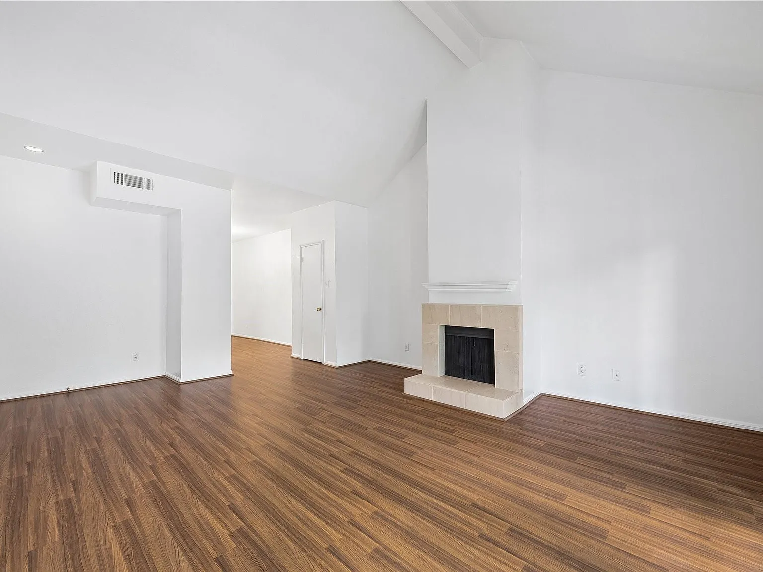 1 bed, 1.0 bath, 919 sqft, $1,450 — Photo 3