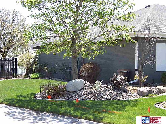 4th image of 982 N Lakeshore Dr