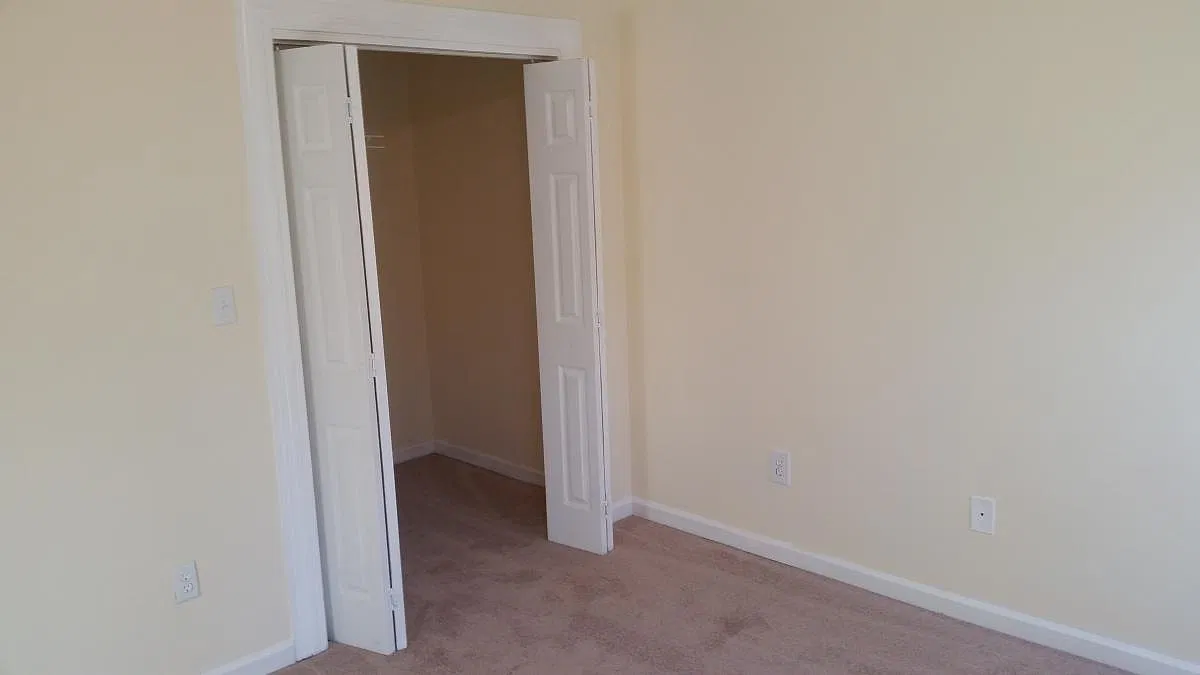 5 bed, 2100 sqft, $2,400 — Photo 4