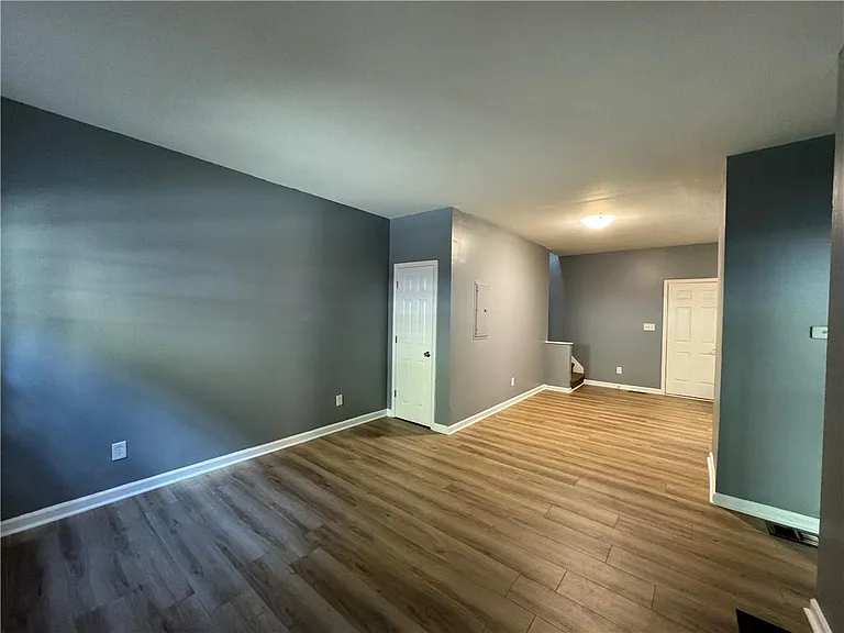 24 S Eugenia Pl NW — Photo 3