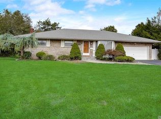 8 Kings Ct, Plainview, NY 11803