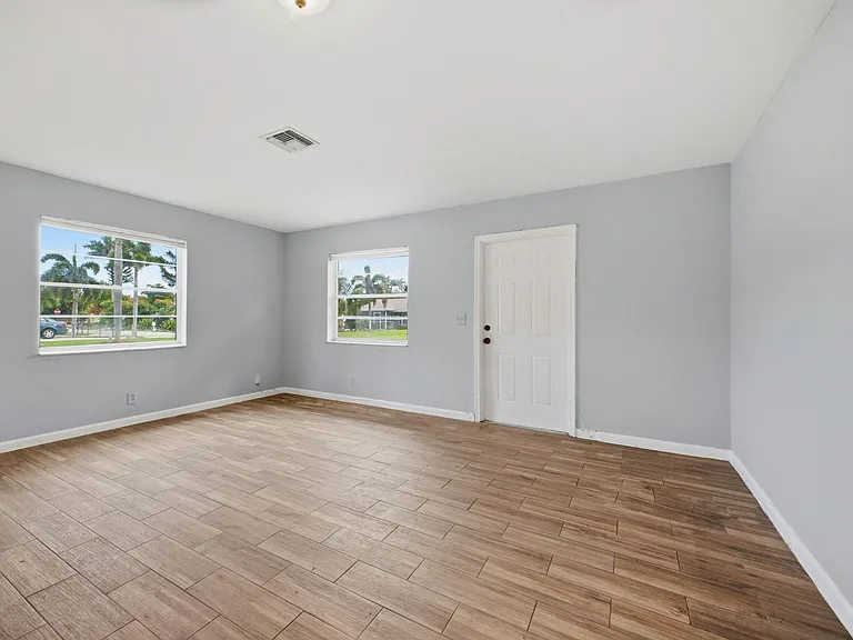 3561 Oberon Ave — Photo 14