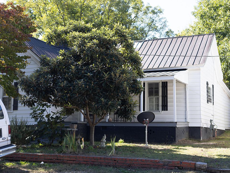2nd image of 512 E Woodall St