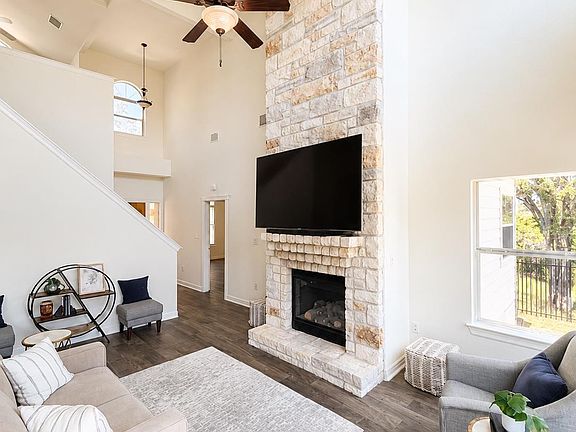 4th image of 21825 Surrey Ln