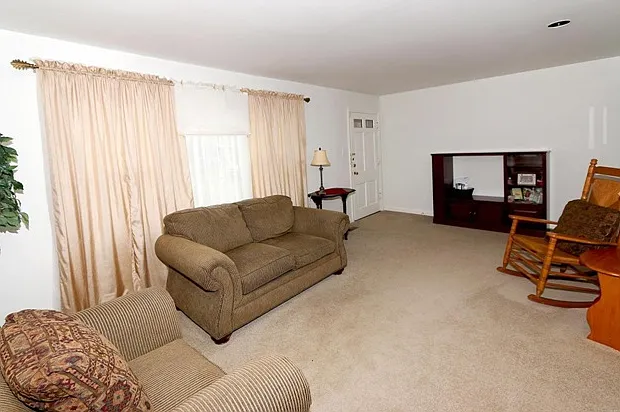3 bed, 2100 sqft, $2,275 — Photo 3