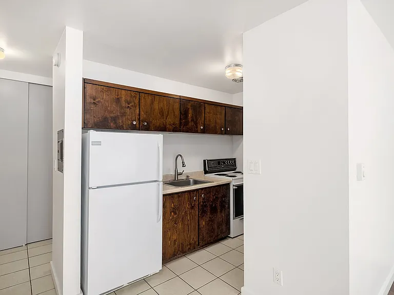 Bayview Apartments — Photo 12