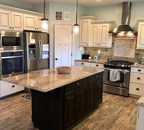 Georgeous white farmhouse kitchen
