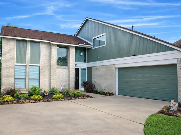 403 Banyan St, Lake Jackson, TX 77566