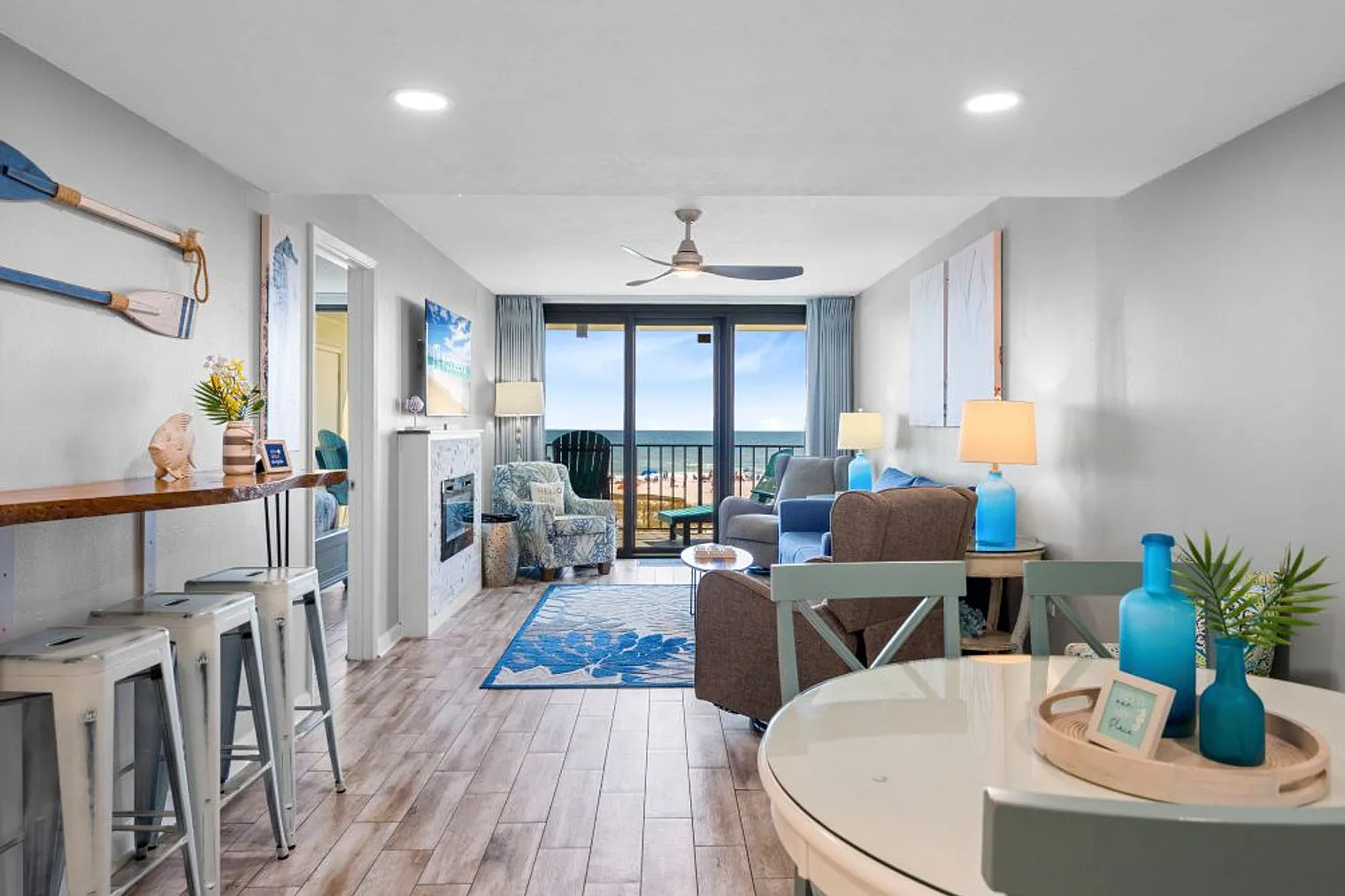 2 bed, 2.0 bath, 914 sqft, $4,622 — Photo 1