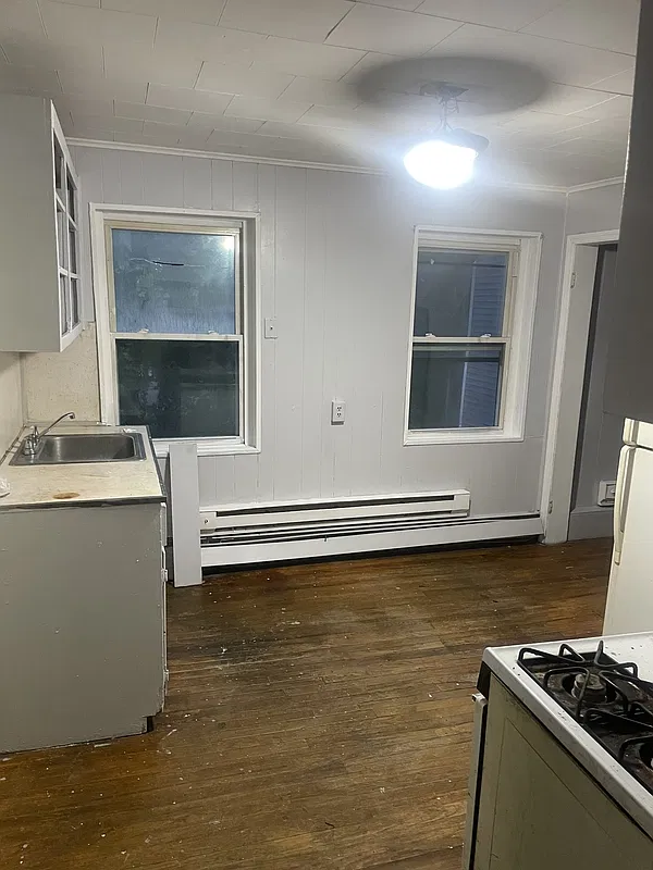 2 bed, 1.0 bath, $1,095 — Photo 1