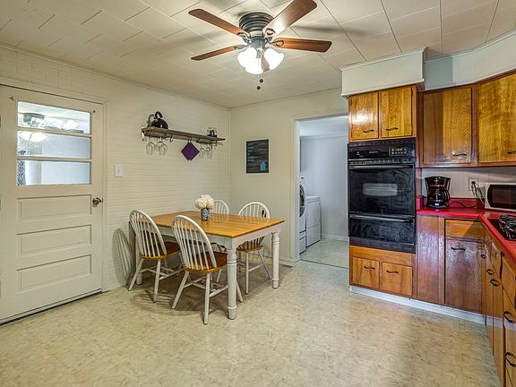 5th image of 880 Louis St