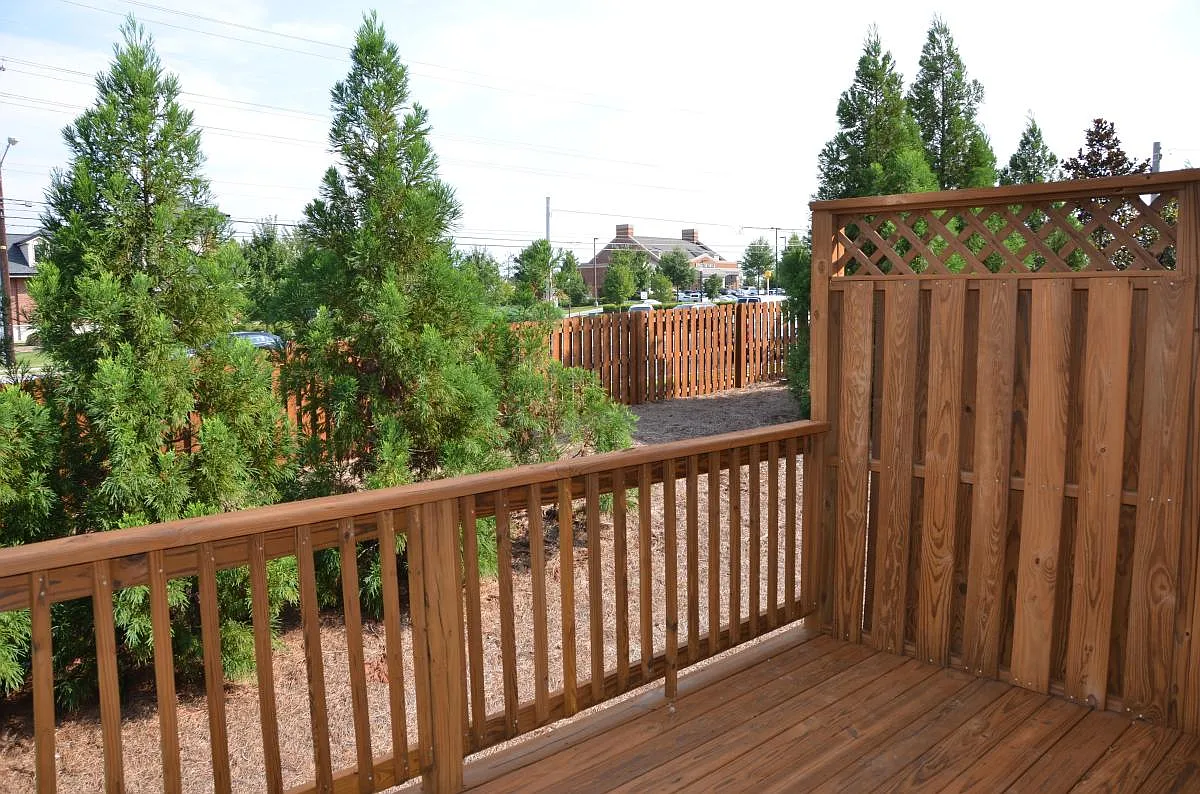 3 bed, 3.5 bath, 2022 sqft, $2,500 — Photo 2