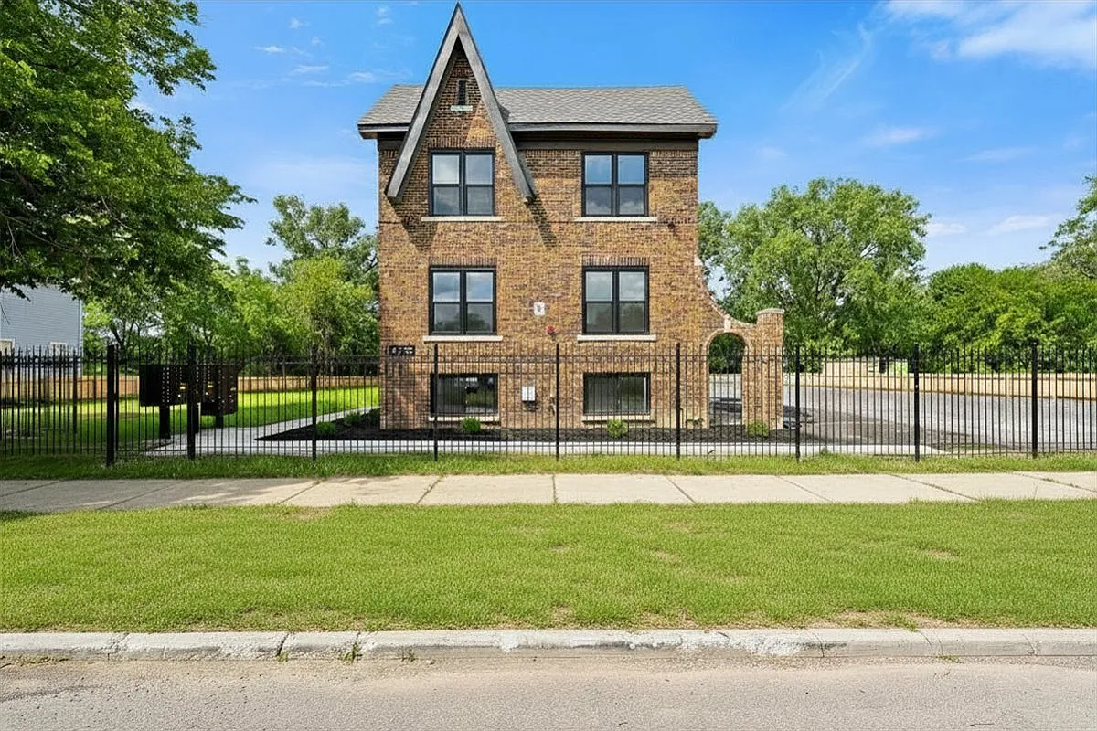 2 bed, 850 sqft, $1,200 — Photo 1