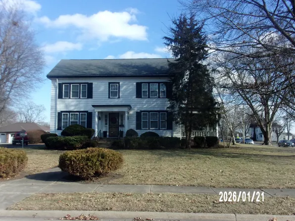 454 S 5th St, Watseka, IL 60970