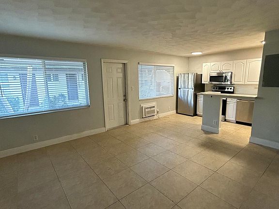 3rd image of 925 NE 17th Ave APT 1