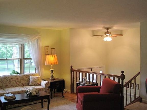 5th image of 25 Acorn Ave