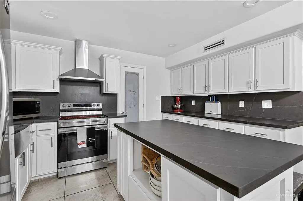 3 bed, 3.5 bath, 2014 sqft, $2,250 — Photo 2