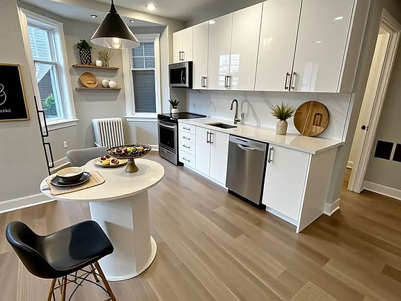 3rd image of 592 Church St #10