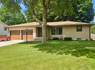 846 Valley View Rd, Faribault, MN 55021