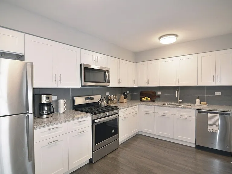 Victory Park Apartments — Photo 11