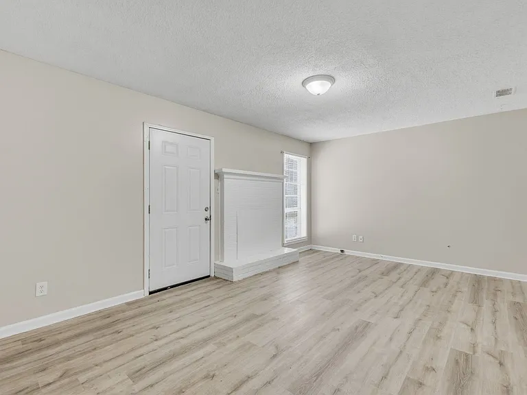 40 Carolane Drive - 4 — Photo 9