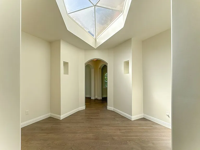1043 S Plymouth Blvd — Photo 17