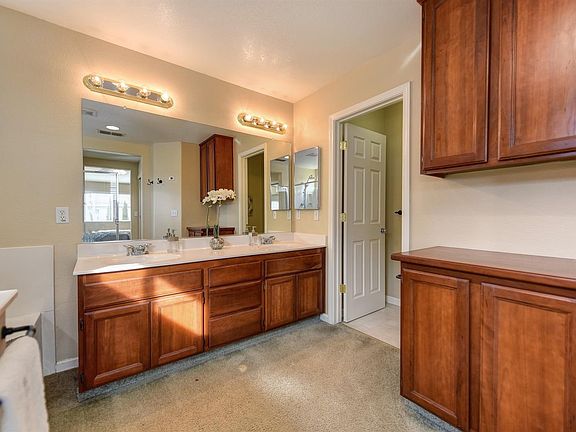 4th image of 751 Deer Park Dr