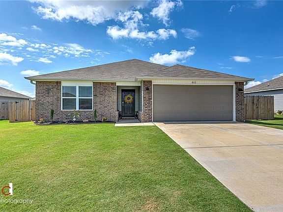 2nd image of 812 NW Evans Cir