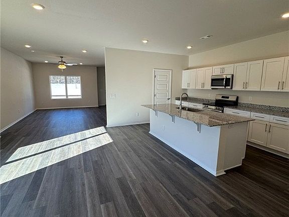 4th image of 2348 E Illinois Aly