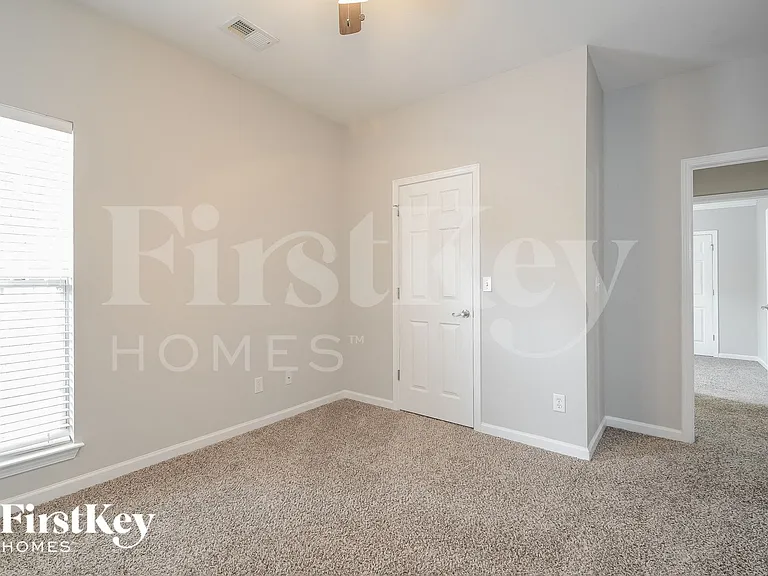 4872 Longmeadow Dr — Photo 12