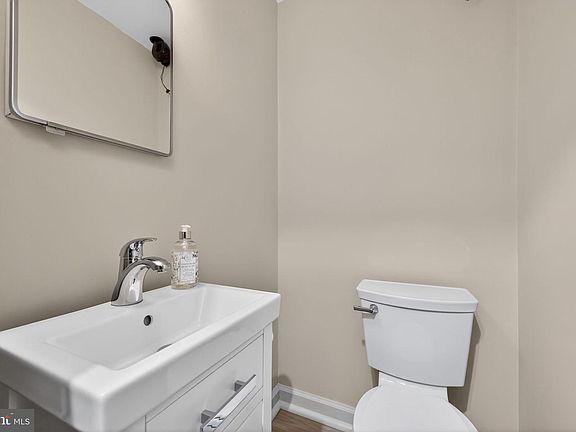 5th image of 703 Tasker St