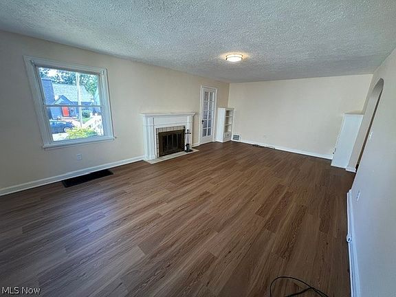 4th image of 912 28th St NE