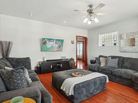 5th image of 4857 W Wellington Ave