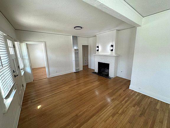 3rd image of 206-214 N Santa Cruz St #206