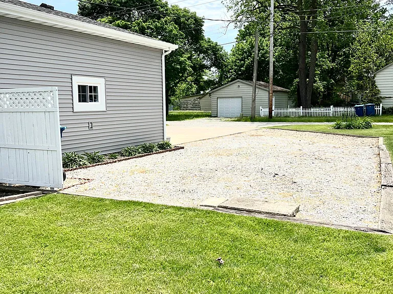104 E Mentor St — Photo 4