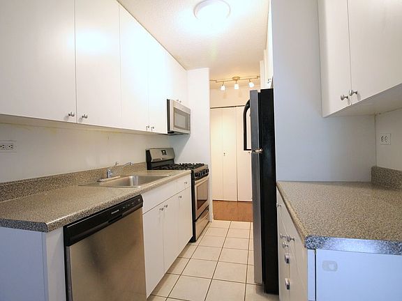 3rd image of 621 Amsterdam Ave #4C