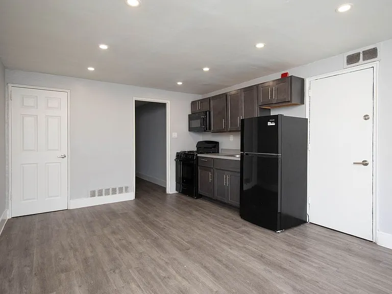 10th Street Apartments — Photo 1