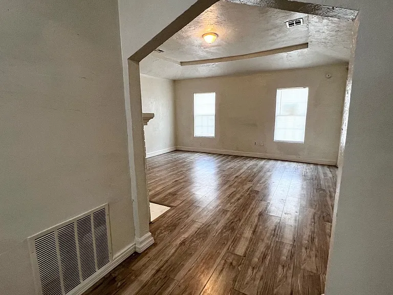 2240 NE 20th St — Photo 33