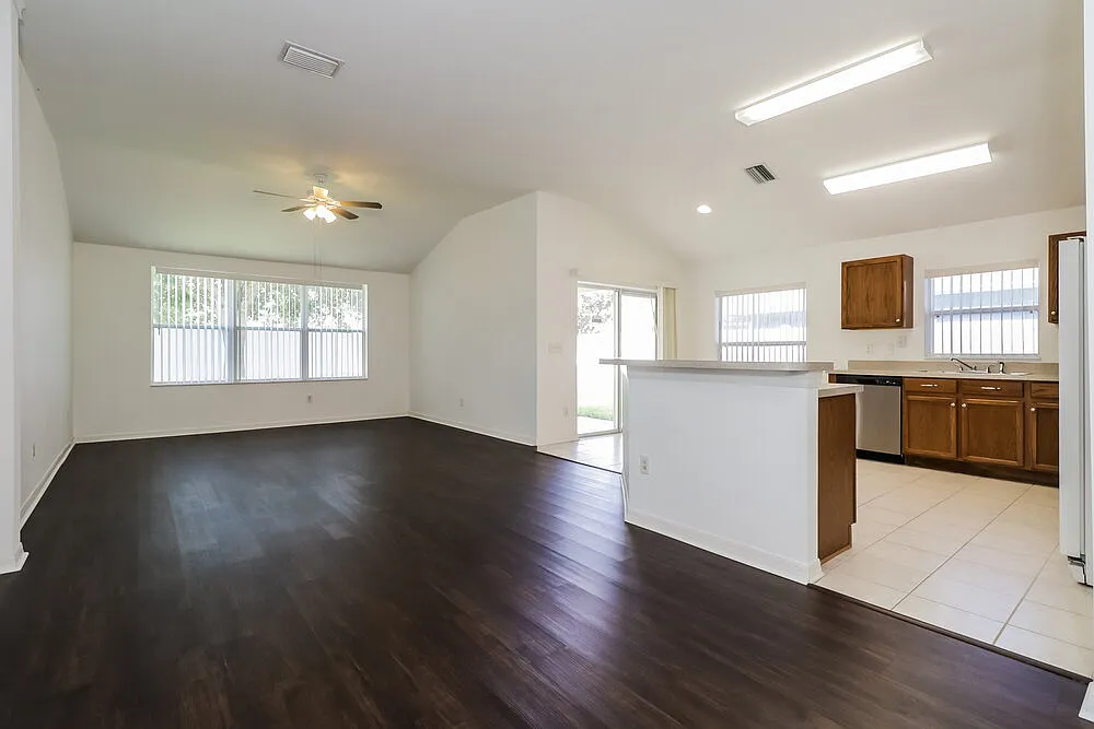 3 bed, 2.0 bath, 1698 sqft, $2,225 — Photo 4